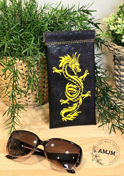 Étui à lunettes en liège noir et broderie dragon jaune