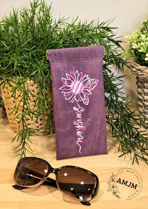 Étui à lunettes en liège violet et broderie sunshine